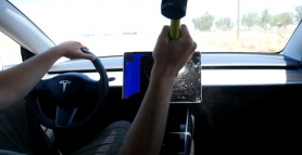 VIDEO // Ce se întâmplă dacă spargi display-ul unei Tesla în timp ce mașina merge